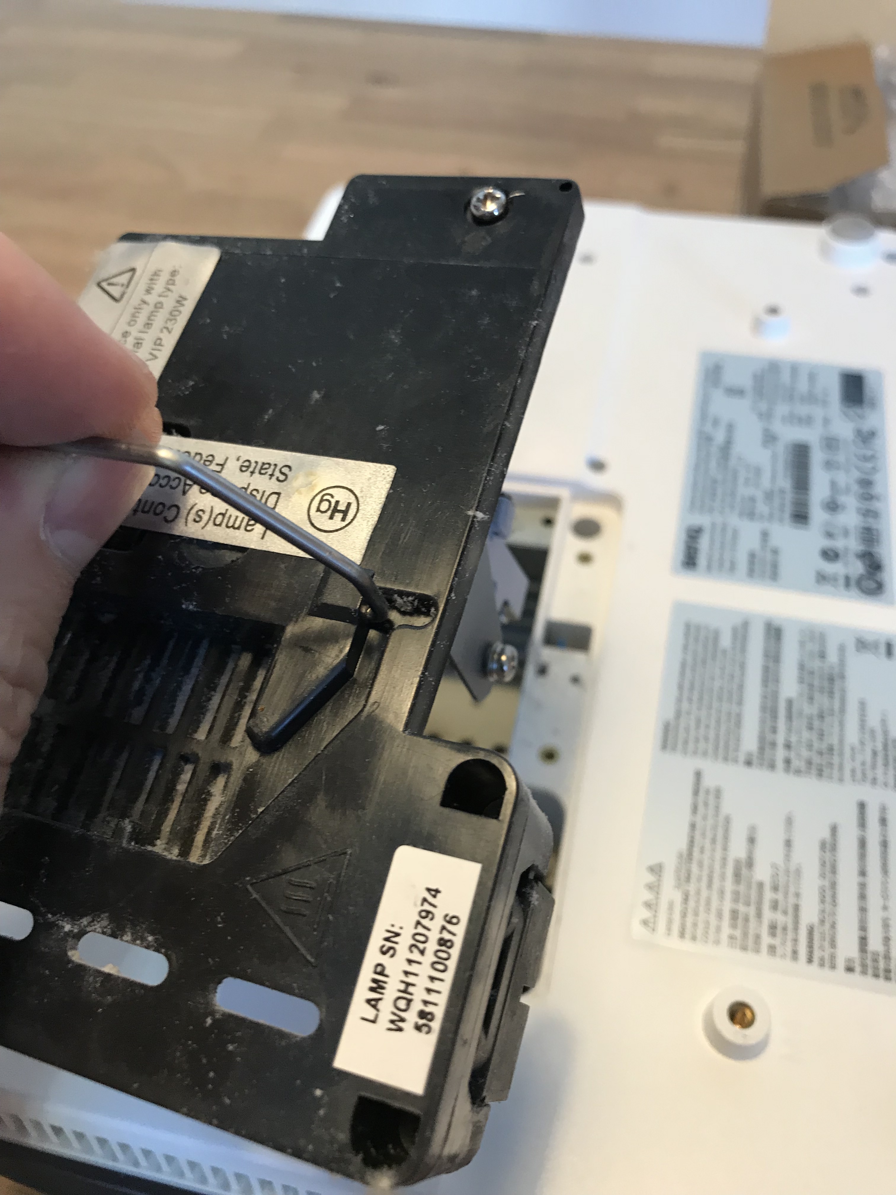 Beim W600+ kann man die Lampenhalterung mit einem Griff bequem herausnehmen.