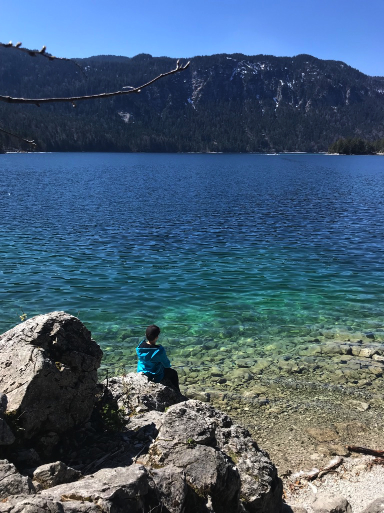 Der Bub hat extra seine eibseeblaue Tarnjacke angezogen.