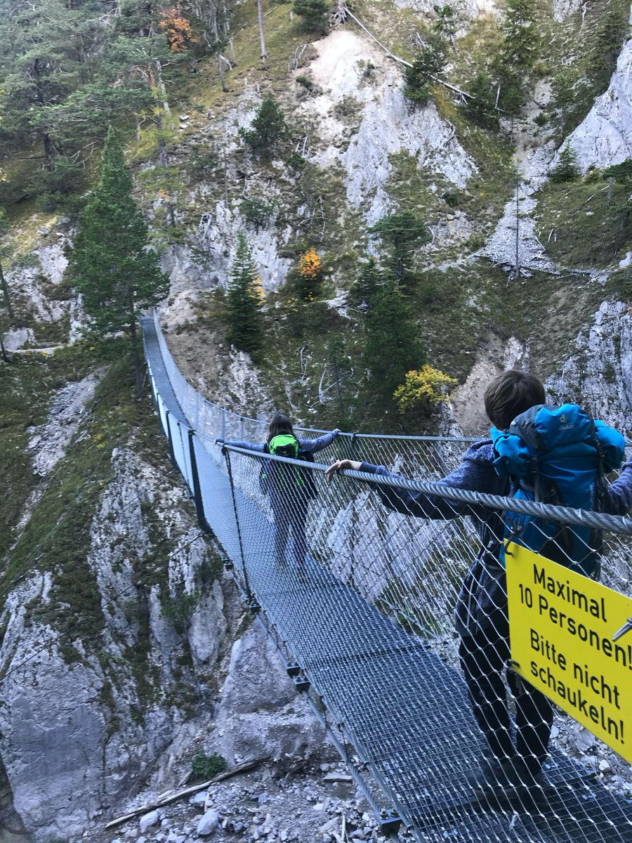 Schild enthält ausnahmsweise mal wichtige Informationen.