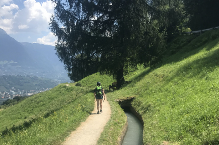 Wandern auf dem Waalweg bei Meran