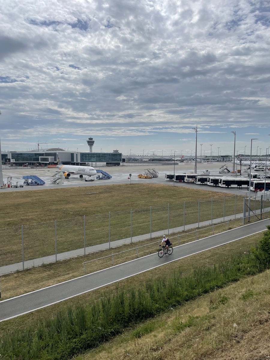 Einmal um den Flughafen