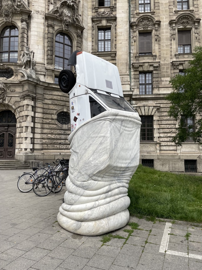 Auto verschluckt