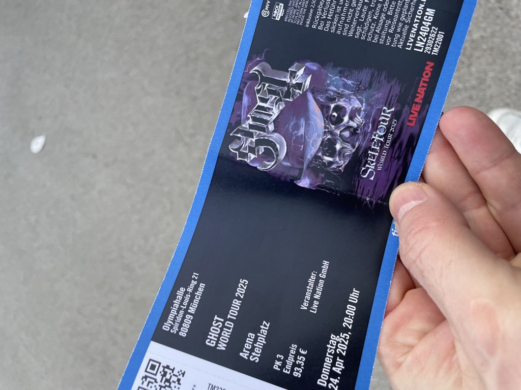 Ghost, 50, Mittelfinger