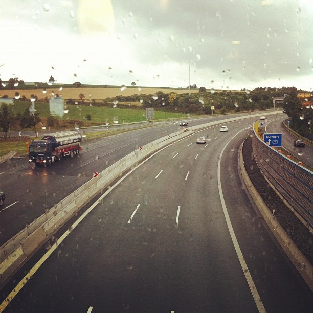 Eine Rastst&auml;tte. &Uuml;ber der. Das ist die Zukunft.