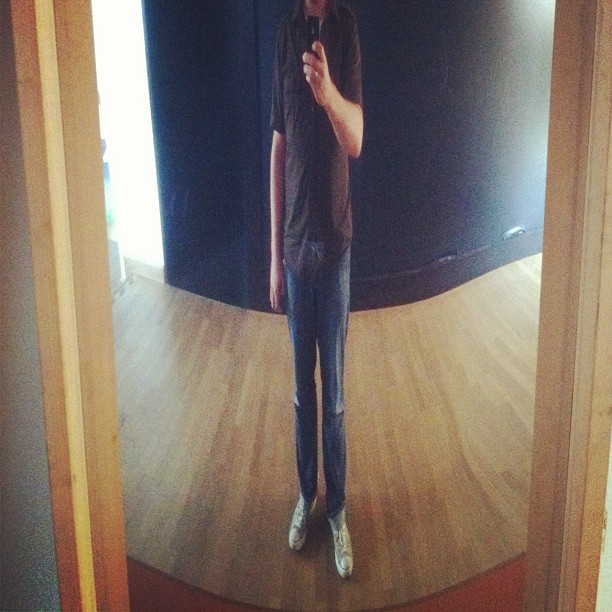 Normale Menschen vor sehr vorteilhaften Spiegeln