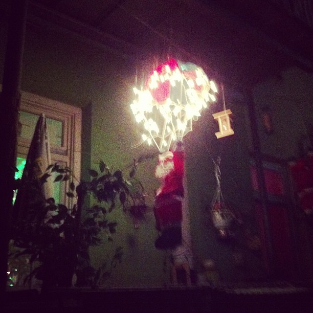 Alle Jahre wieder: Der Fallschirm-Weihnachtsmann.