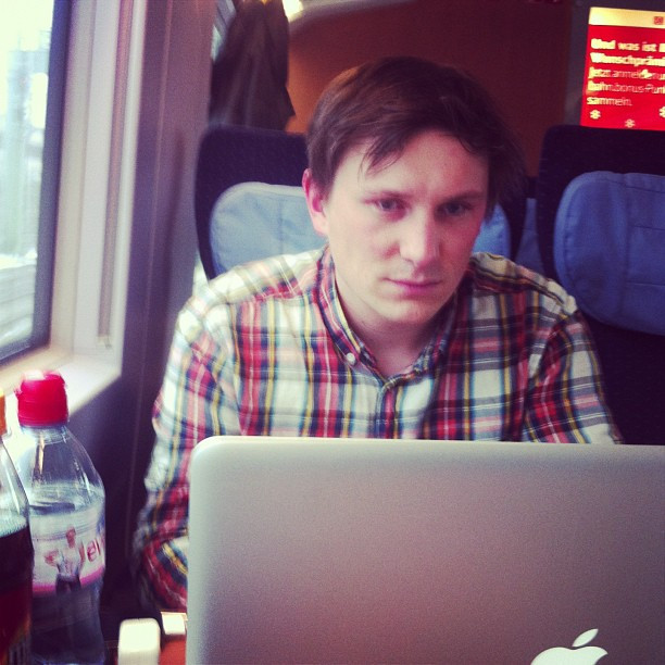 Hier entstehen die lustigen @neon_magazin Infografiken. Ein Mann im Zug.