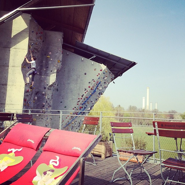 Anderen beim Sport zugucken. Im Liegestuhl.