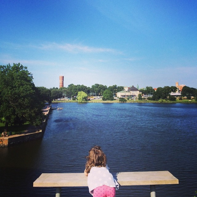 M&auml;dchen, die auf Kalmar starren