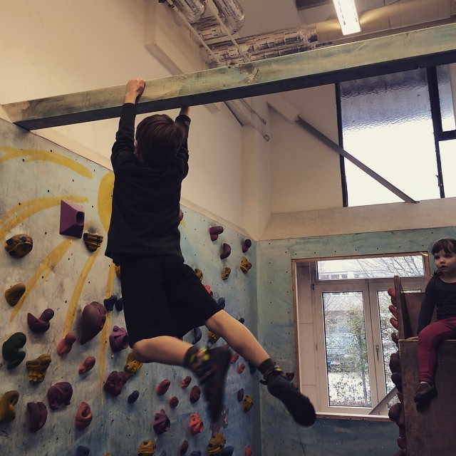 Nach Schwimmen und Memory kann er jetzt auch noch Hangeln besser als ich.