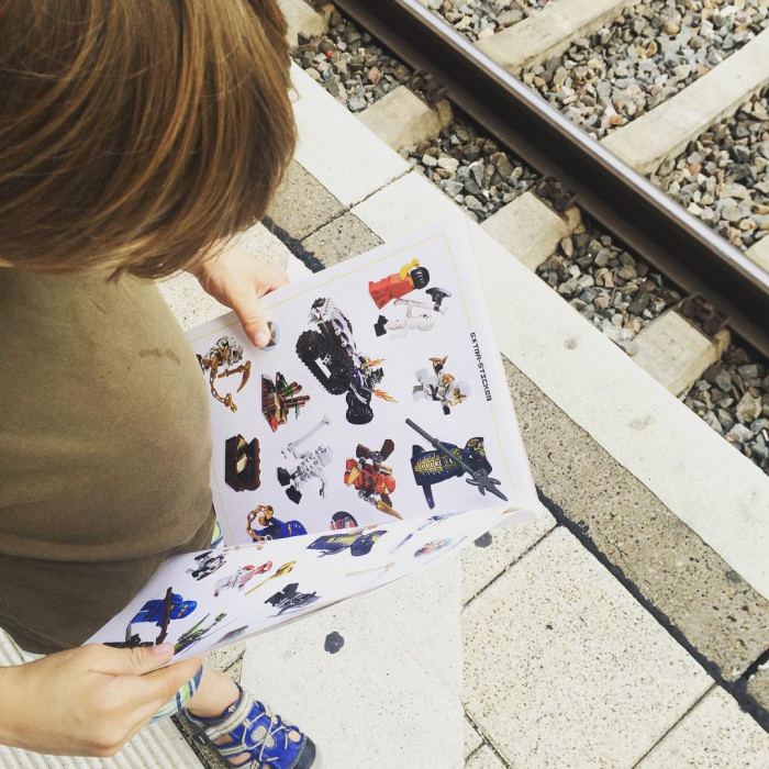 30 Minuten warten. Mit 1000 NinjaGo-Stickern kein Ding.