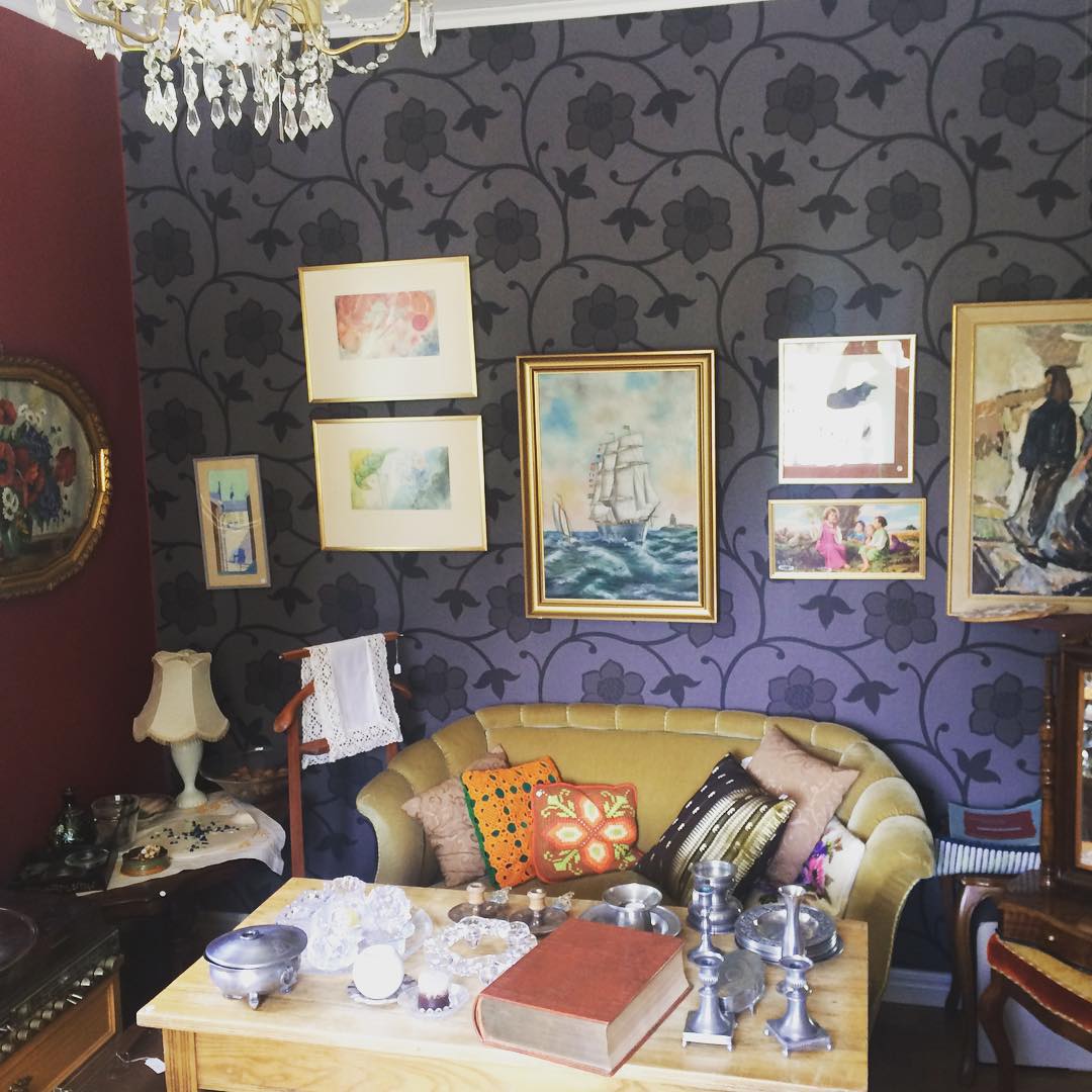 Ein begehbares Flohmarkthaus. Kann man alles kaufen.