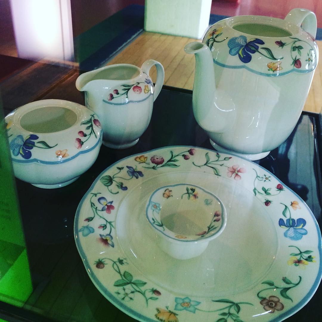 Teeservice f&uuml;r den 1. Frauen-Fu&szlig;ball-EM-Titel 1989. Immerhin von Villeroy und Boch.