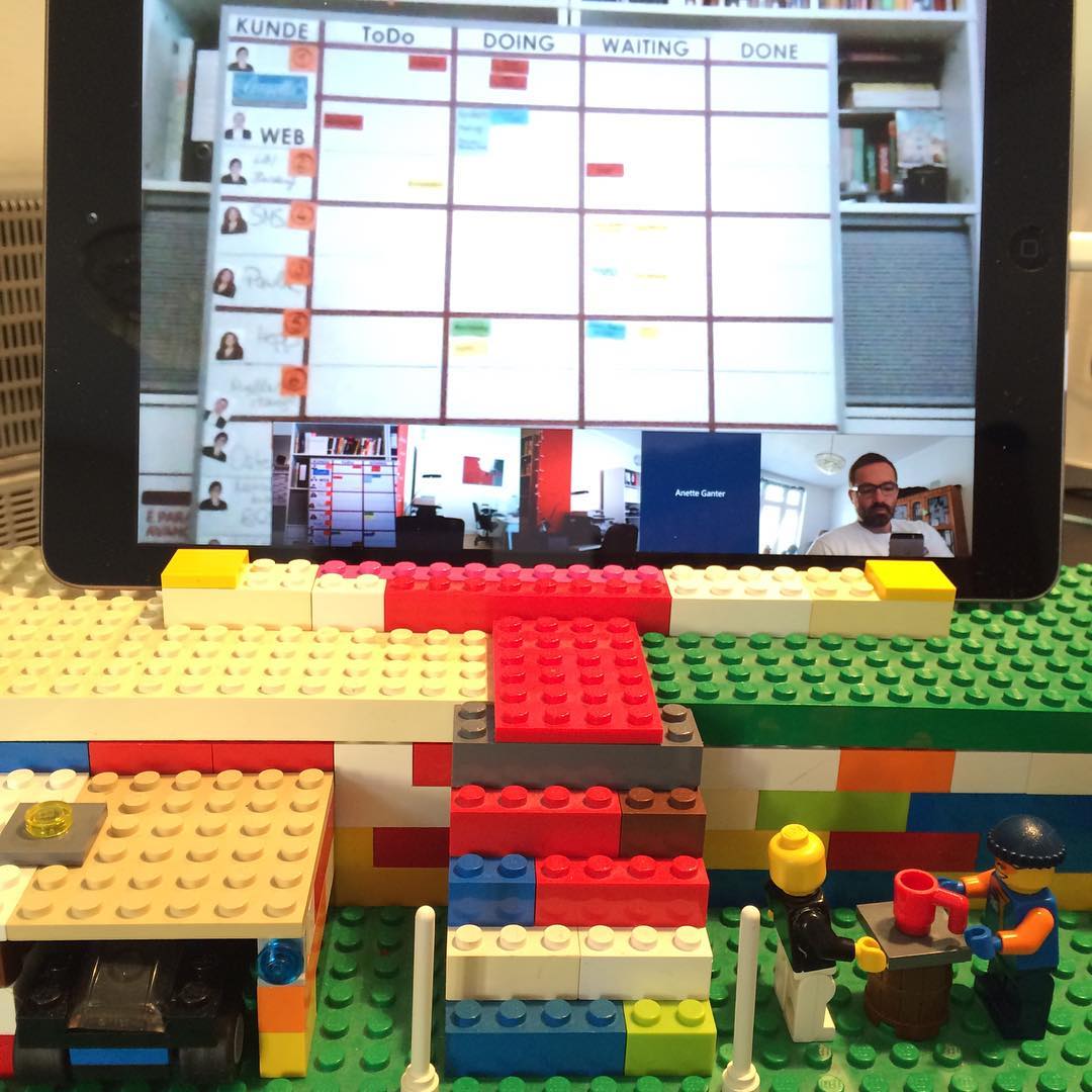 Morgenmeeting.. Die Jungs von der Legowartung sind auch schon wach.