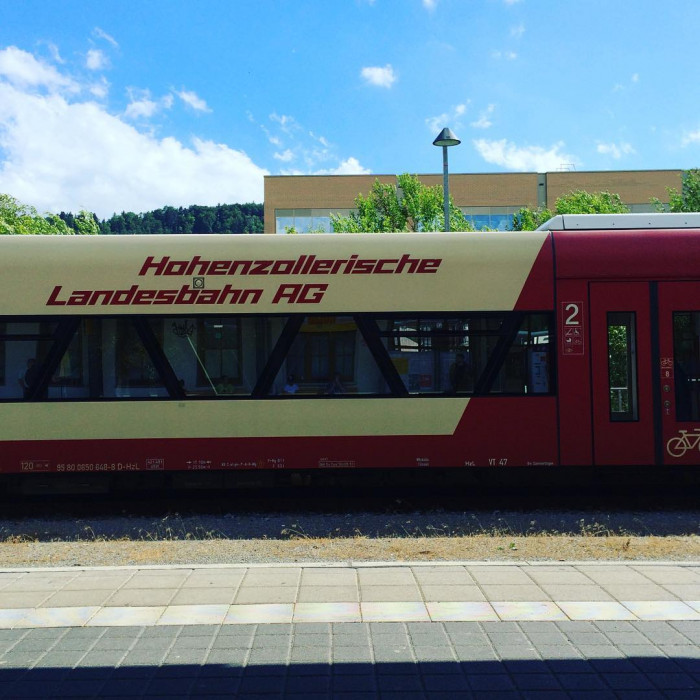 Der Schriftzug t&auml;uscht Geschwindigkeit vor.