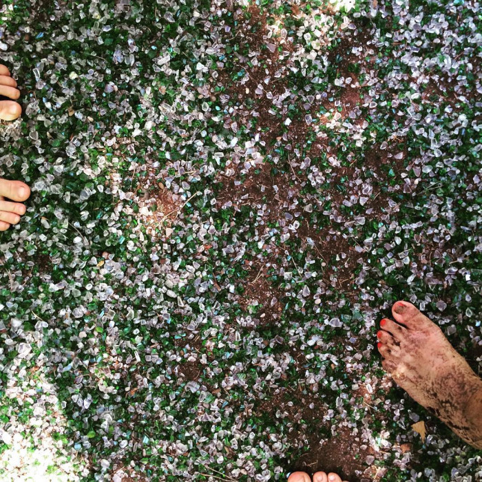 Barfu&szlig;pfad auf Glasscherben. Als n&auml;chstes: Kippenstummel und Spritzbestecke.