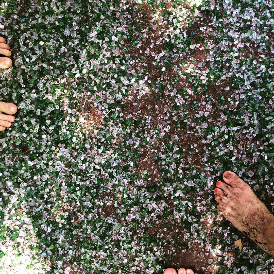 Barfu&szlig;pfad auf Glasscherben. Als n&auml;chstes: Kippenstummel und Spritzbestecke.