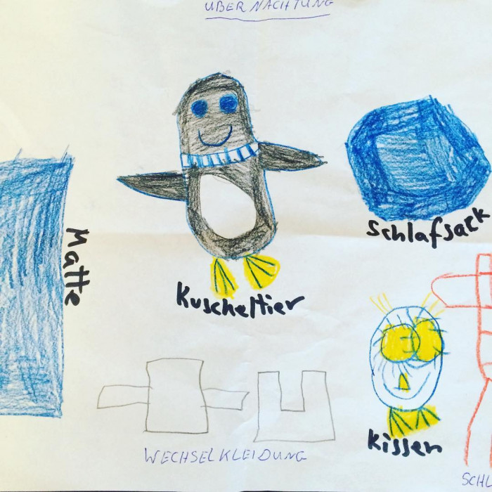 Nicht ohne meinen Kuschelpinguin. Tochter malt den Packzettel.f&uuml;r die letzte Krippen&uuml;bernachtung.
