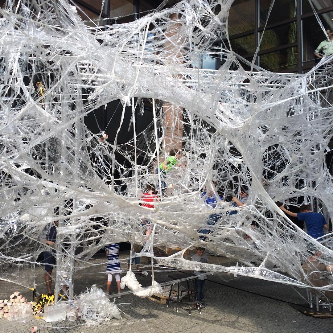 Die Kinder kleben fest da drinnen.