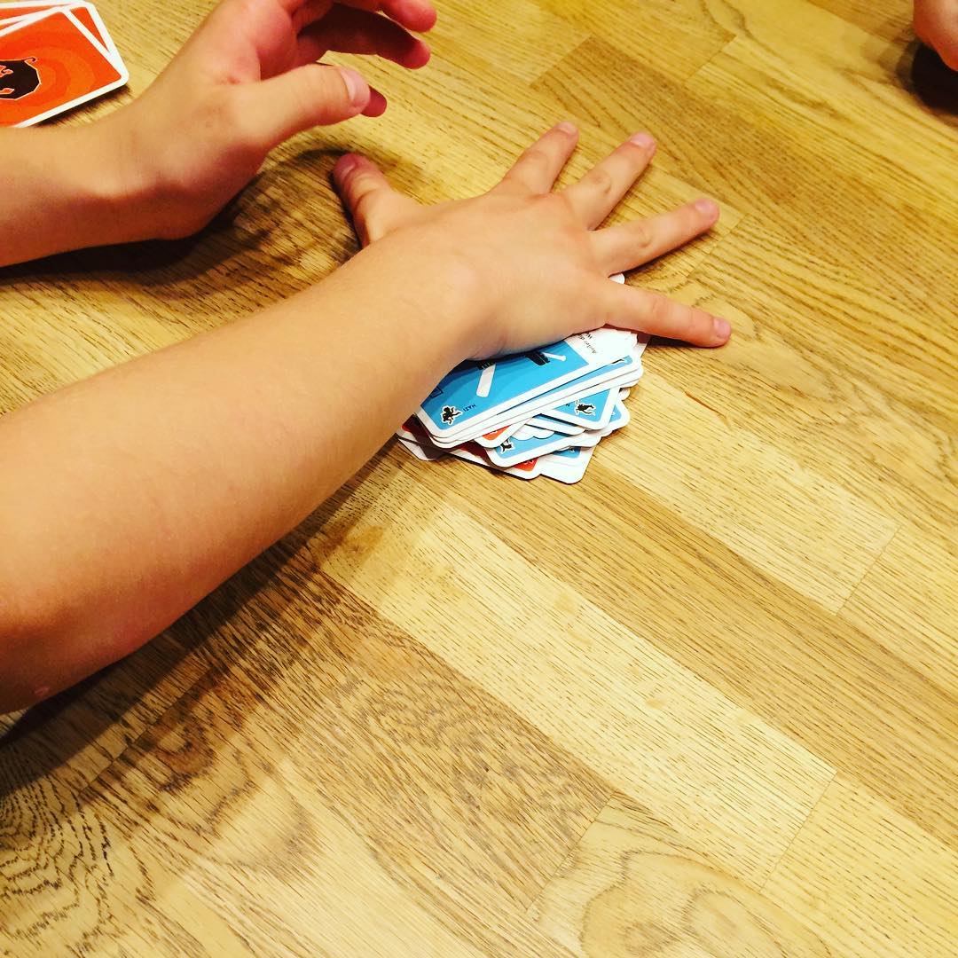 Auf Nazis immer mit der flachen Hand. Halt mal kurz. <3