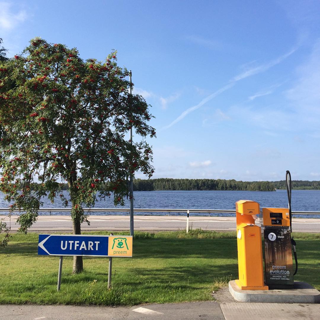 Tanken mit Seeblick 🇸🇪