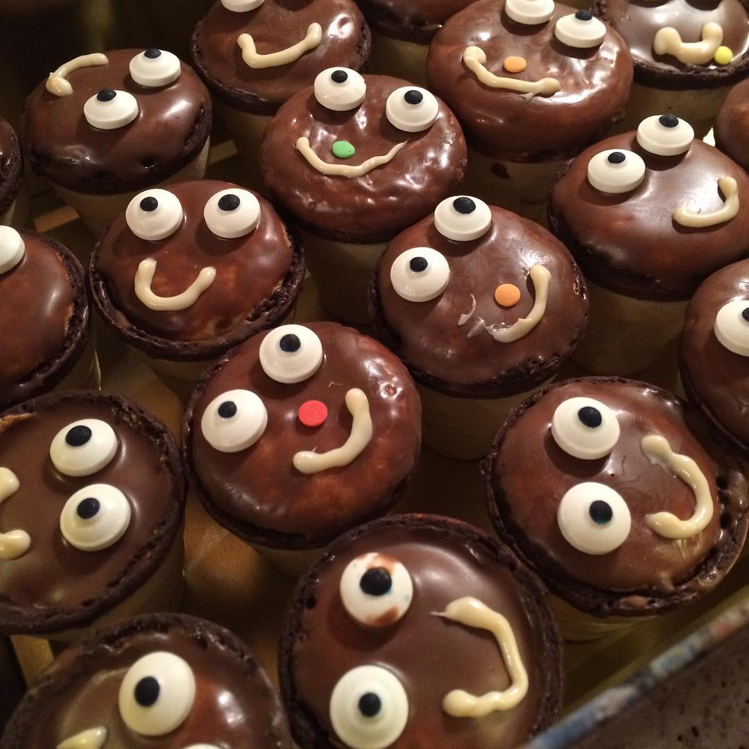 Ein Klassensatz Kuchen-im-Waffelbecher.