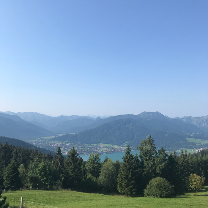 Die Wanderung von Tegernsee nach Schliersee ist ideal f&uuml;r eine Anreise mit der Bahn. Um 7:00 f&auml;hrt d