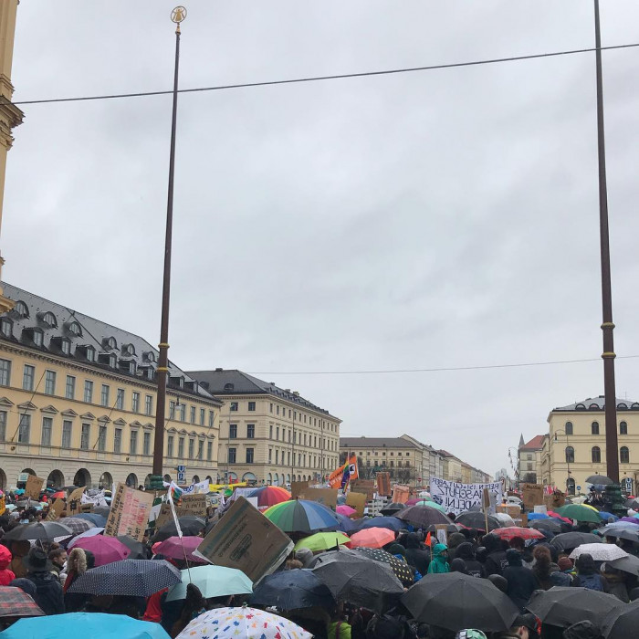 Keine Ahnung in welche Klasse Shawn Mendes geht. Aber es regnet hier seit ner Stunde in Str&ouml;men, der