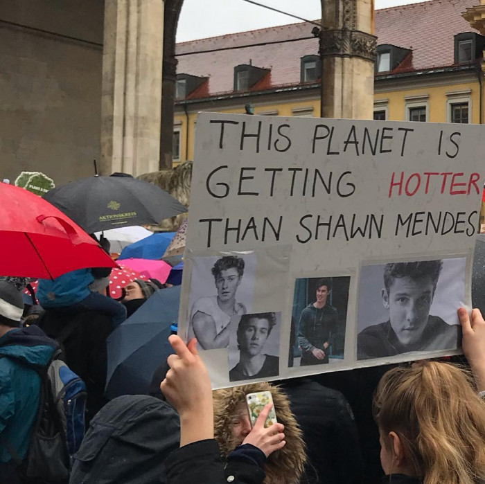 Keine Ahnung in welche Klasse Shawn Mendes geht. Aber es regnet hier seit ner Stunde in Str&ouml;men, der