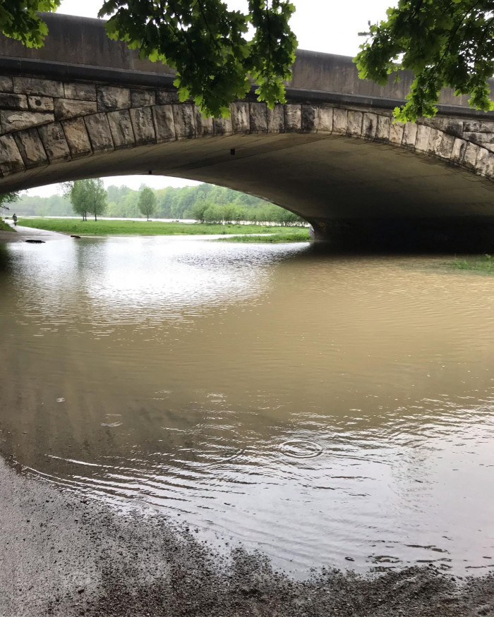 Moin M&uuml;nchen. Die Isar l&auml;uft langsam &uuml;ber.