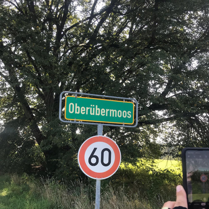 Radtour M&uuml;nchen nach Wasserburg. @schwanzhund_ fotografiert witzige Ortsschilder.