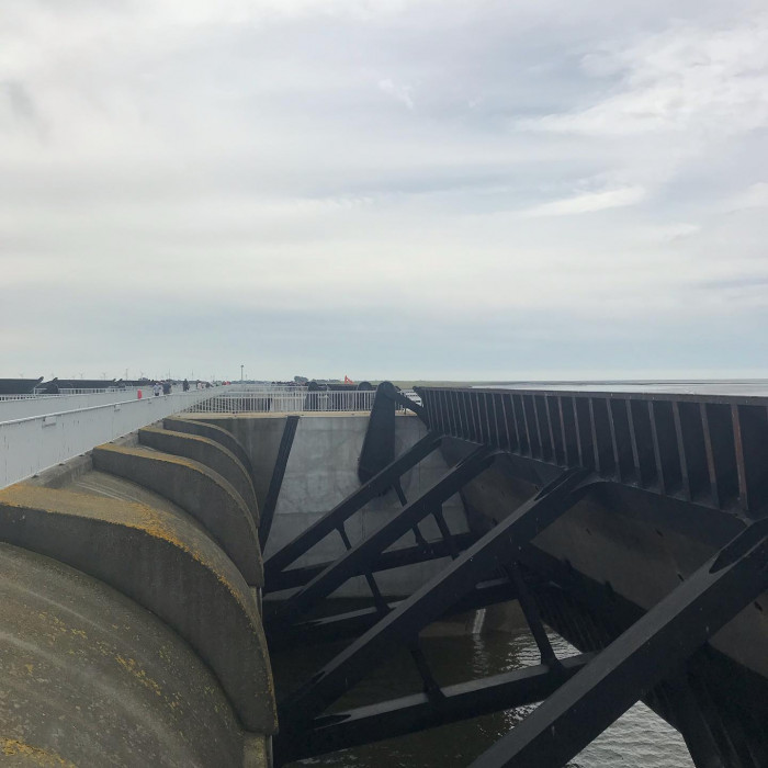 Tag 5: Von B&uuml;sum nach T&ouml;nning.  Windstill zuerst 20 Kilometer an der K&uuml;ste entlang. Ein andersfarbig