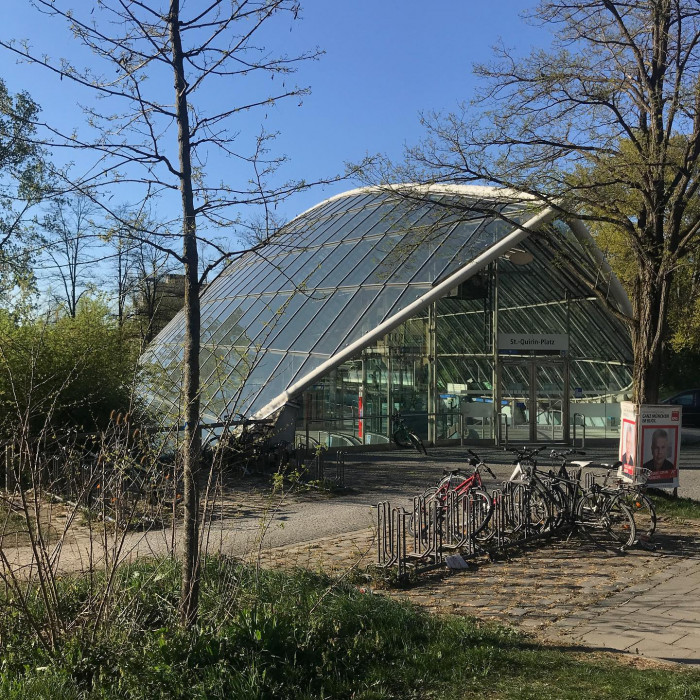 Stadtausw&auml;rts geht es vorbei am Lager vom Dallmayer. Dort wird der Kaffee ger&ouml;s