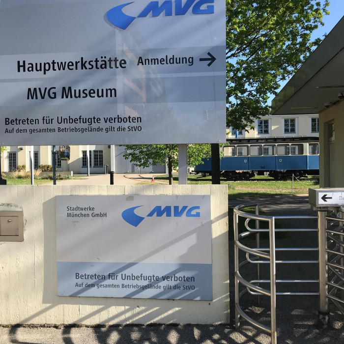 Stadtausw&auml;rts geht es vorbei am Lager vom Dallmayer. Dort wird der Kaffee ger&ouml;s