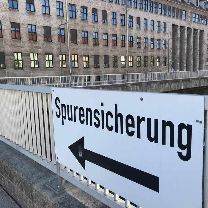 Stadtausw&auml;rts geht es vorbei am Lager vom Dallmayer. Dort wird der Kaffee ger&ouml;s