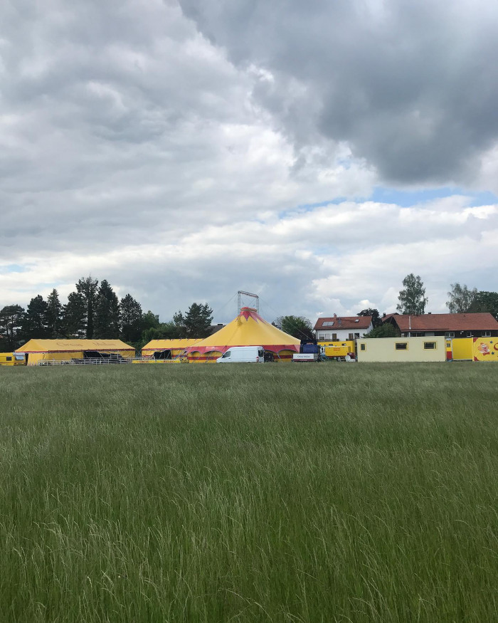 Radrunde mit dem @schwanzhund_ zum Steinsee. Zur&uuml;ck &uuml;ber Glonn. Der Zirkus ist in der Stadt.