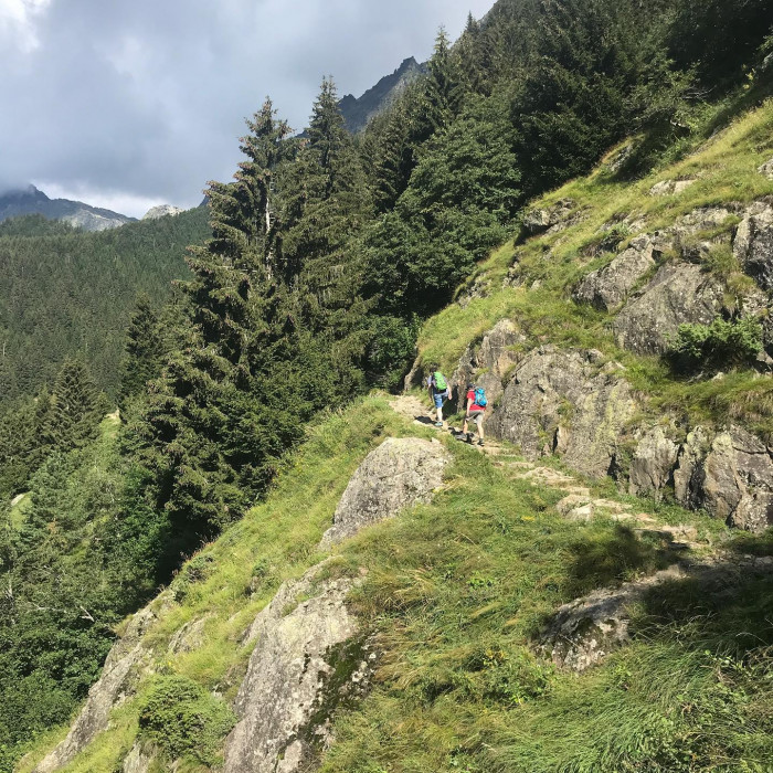 Oberhalb von Meran liegt Dorf Tirol. Der Ort besteht aus Restaurants, Souvenirläden, Hotels und ein