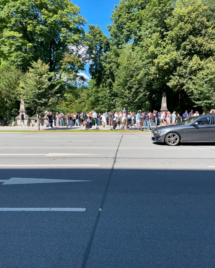 Wo kommt eigentlich der Eisbach her? Gegen&uuml;ber der Eisbachwelle gibt es einen idyllischen Hinterhof