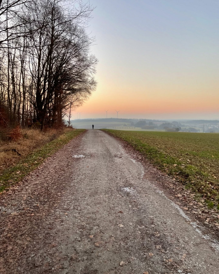 🌅🏃&zwj;♀️🏃🏼