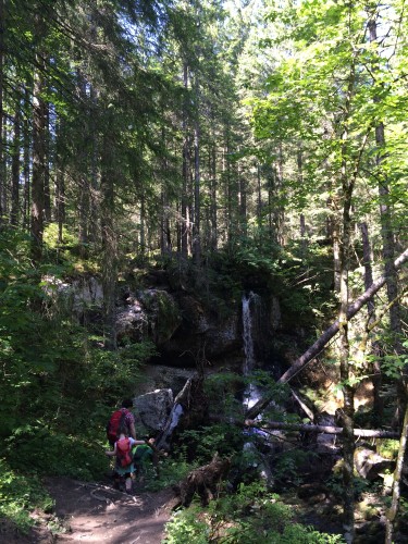 Noch ein Wasserfall. Abseits des Weges. Näher wollten wir nicht ran, weil ums Eck wollten zwei Menschen offenbar ihre Ruhe und v.a. alle ihre Kleider zum Trocknen aufhängen.