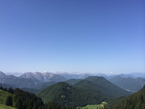 Unbezahlbar, möchte man gerne sagen. Stimmt aber nicht. Ein bisschen Geld haben wir zu diesem Zeitpunkt schon in den Bergen gelassen. Der 10-Uhr-Early-Bird-Ausblick von den Roßstein Almen war es wert.