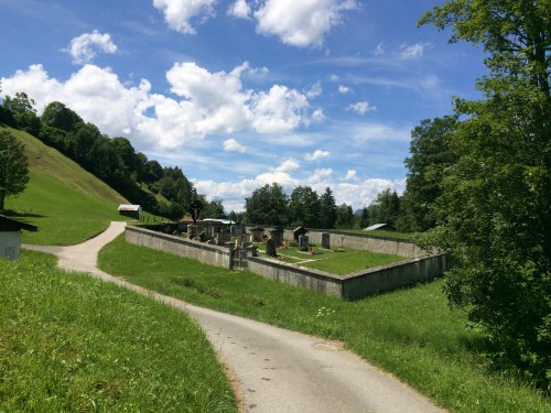 Jedem Dorf sein eigener Friedhof. So ist das in Bayern.