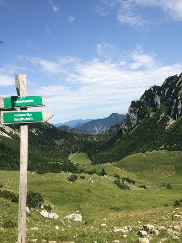 Nach getaner Mittagspause hält man sich wieder an die Beschilderung.