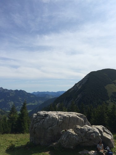 Kurze Pause nach den ersten anstrengenden Minuten am Kletterfelsen.