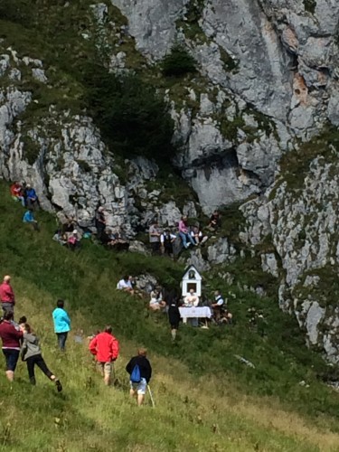 Die katholische Kirche kommt dahin, wo die Menschen sind. Oder andersrum. Hier jedenfalls eine Art Bergpredigt.