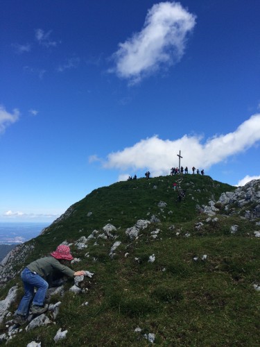 Tochter am Kletterfelsen. Ohne Gegenlicht.