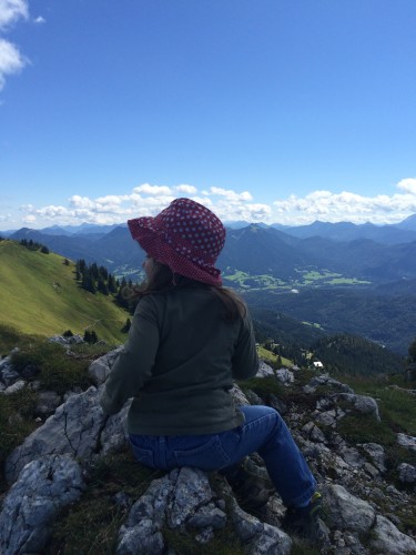 Tochter auf dem Kletterfelsengipfel. Will da jetzt nicht mehr weg.