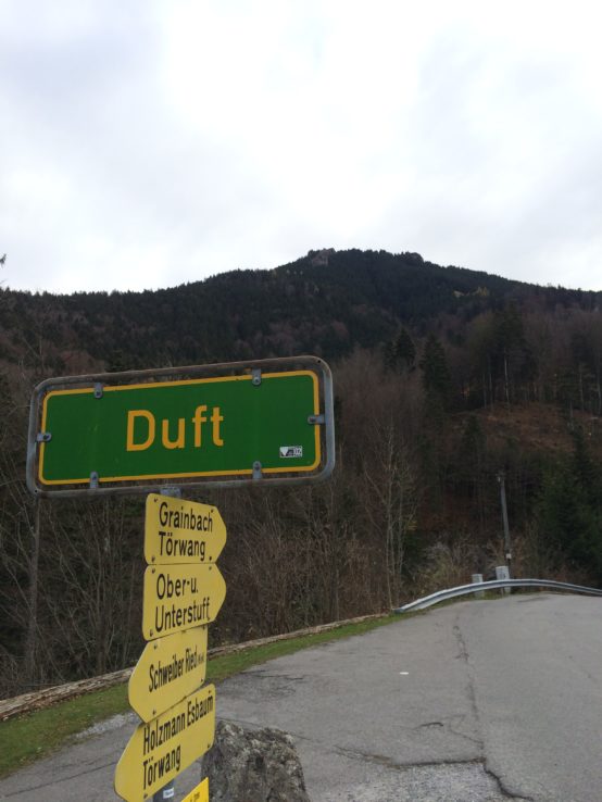 Dufte Wanderung. Kurz nach dem Schild geht es rechts hoch.