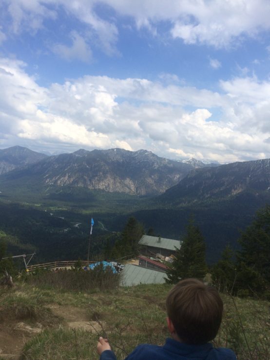 Die Hütte von oben. Wenn man da steht, kann man auch gleich den Restweg zum Gipfel hochsteigen.