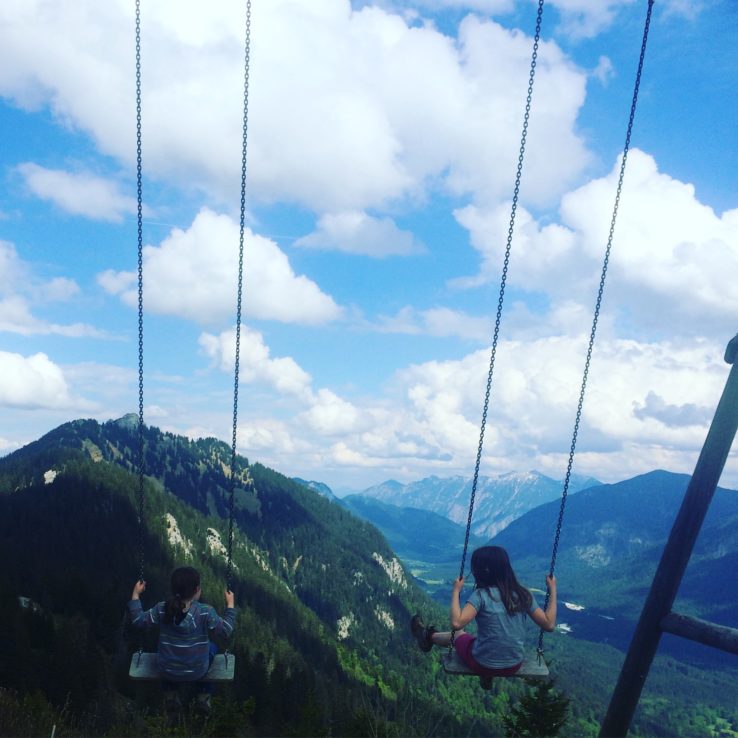 Eine Bergschaukel. Wie bei Heidi.